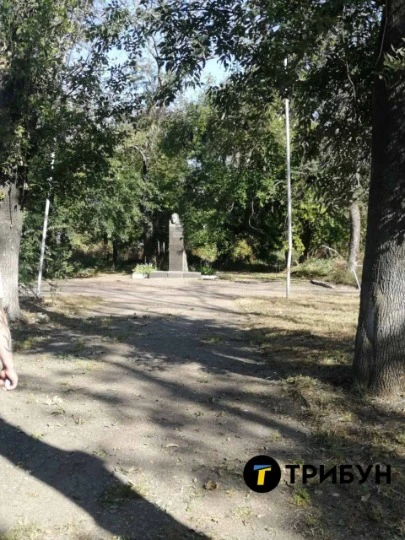 Парк, що знаходиться поруч з Палацом культури ім. Володимира Сосюри в тимчасово окупованому Лисичанс