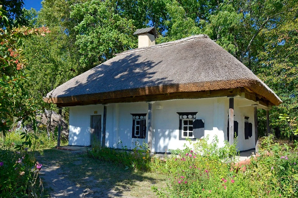Хата з с.Червонопопівка Кремінського району Луганської області, Київ, Пирогів