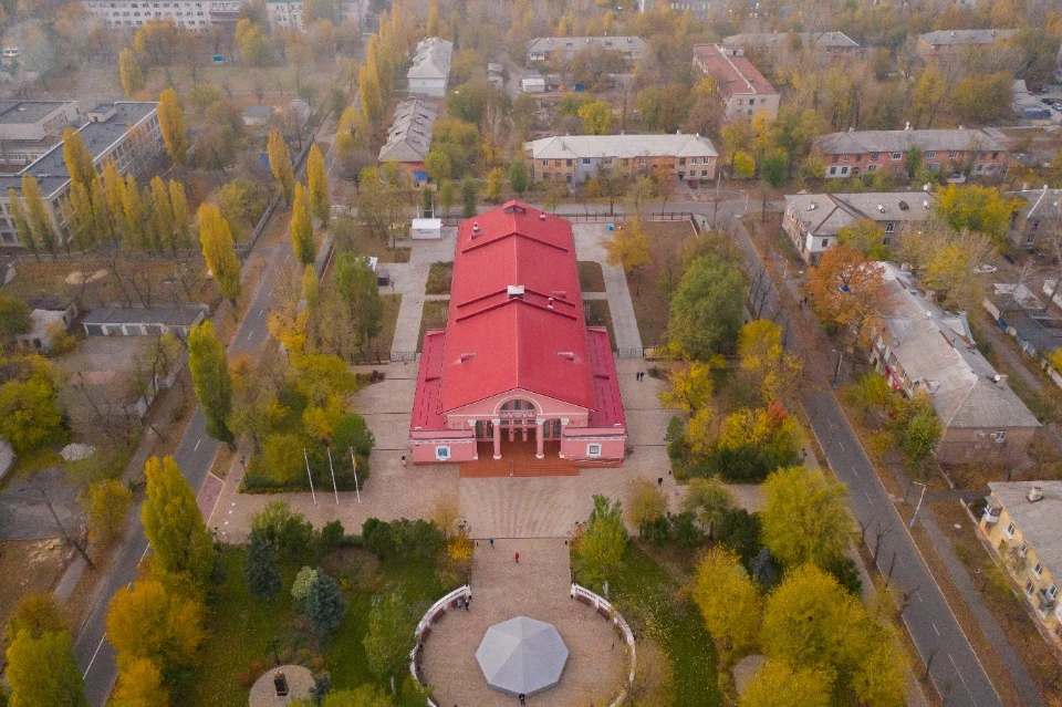 Луганський обласний академічний український музично-драматичний театр у Сєвєродонецьку до повномасшт