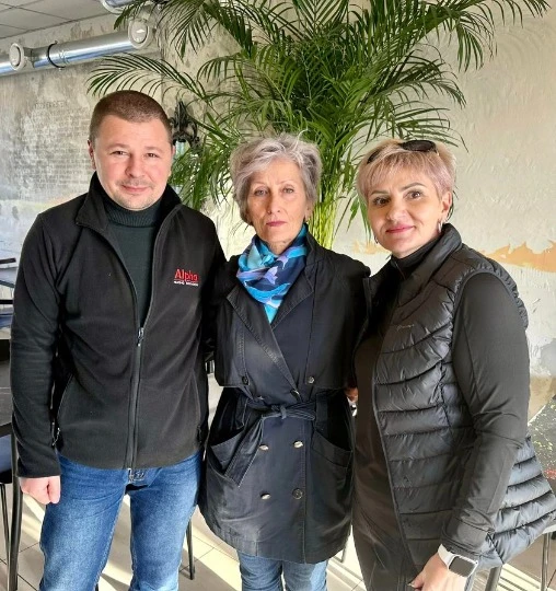 Фотограф Олександр Плаксін із волонтеркою Ольгою Жидковою та Валентиною Євтушенко
