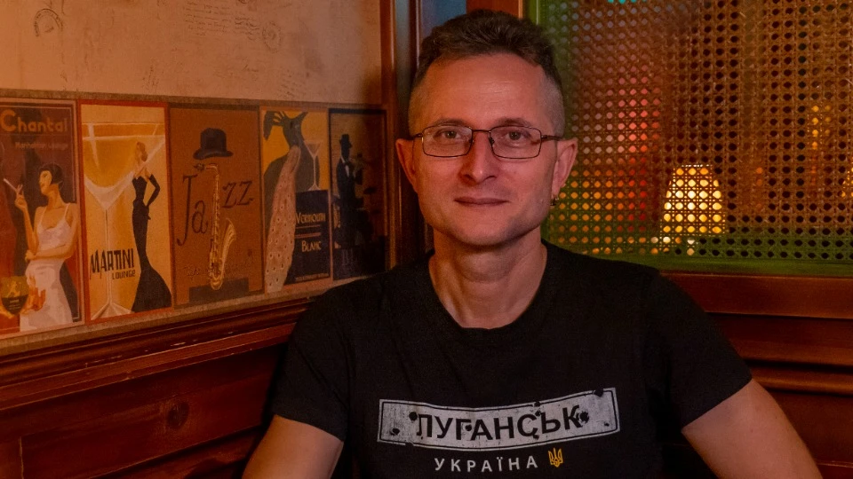 На зустріч з ТРИБУН Олександр прийшов у фірмовій футболці Луганськ-Україна
