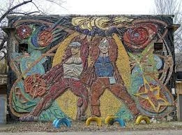 Центральне панно Прометеї - шахтар, який передає вогонь металургу. Школа №5, Донецьк