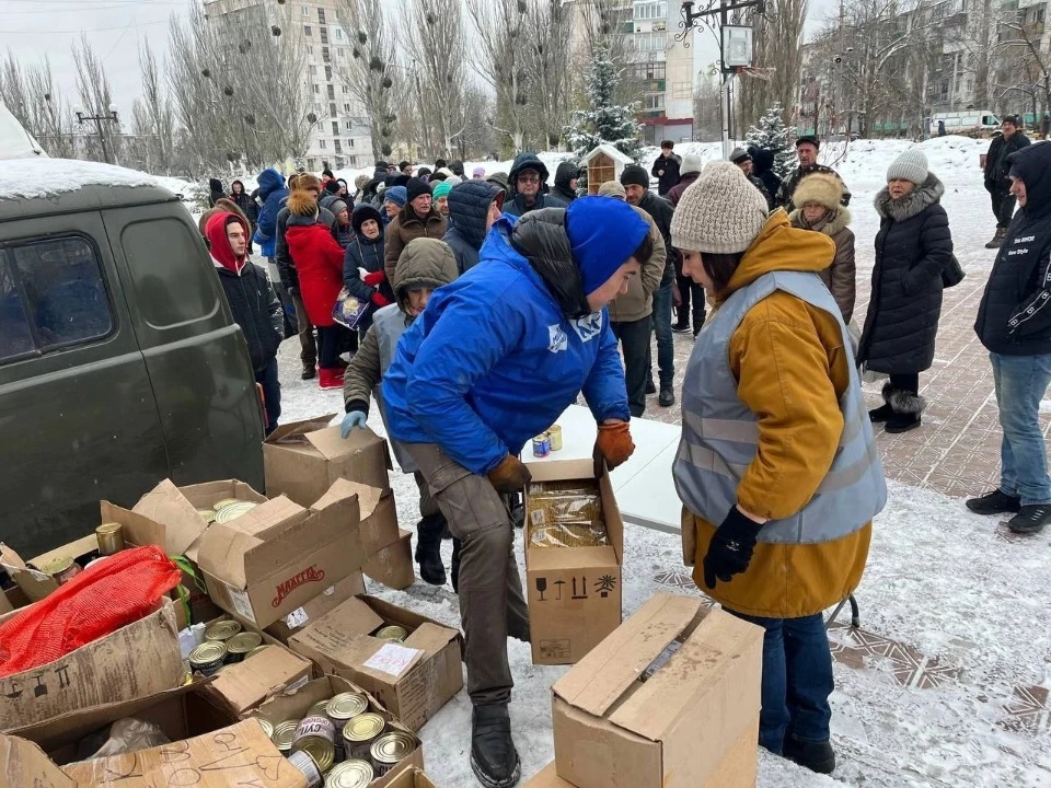 Російські волонтери видають гуманітарну допомогу жителям Лисичанська