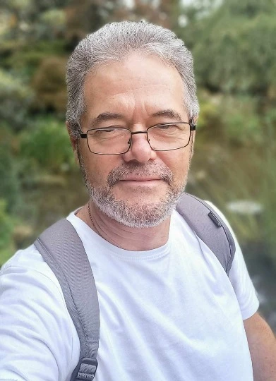 У Франції Вячеслав почав носити окуляри