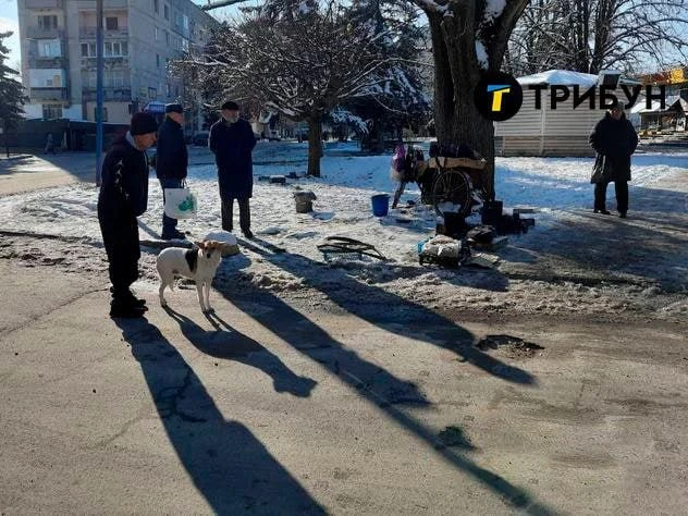 Тимчасово окупована Кремінна, місцеві жителі на вулицях