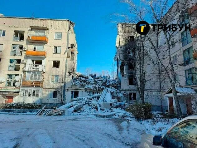 Тимчасово окупована Кремінна, зруйнований будинок внаслідок влучання