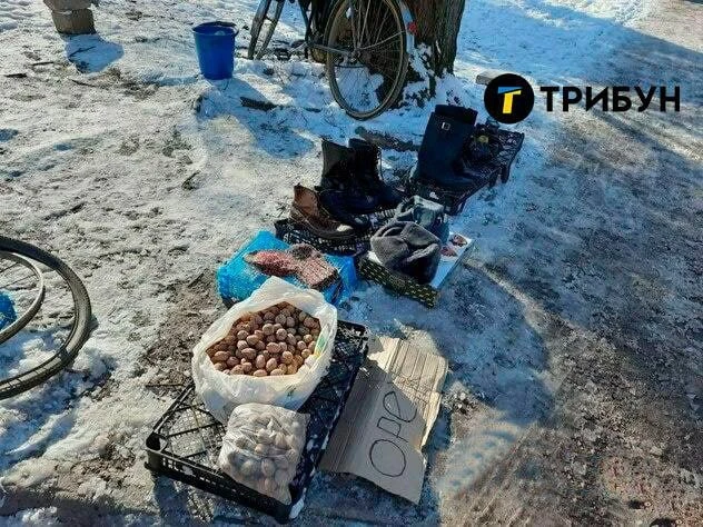 Тимчасово окупована Кремінна, місцеві продають горіхи