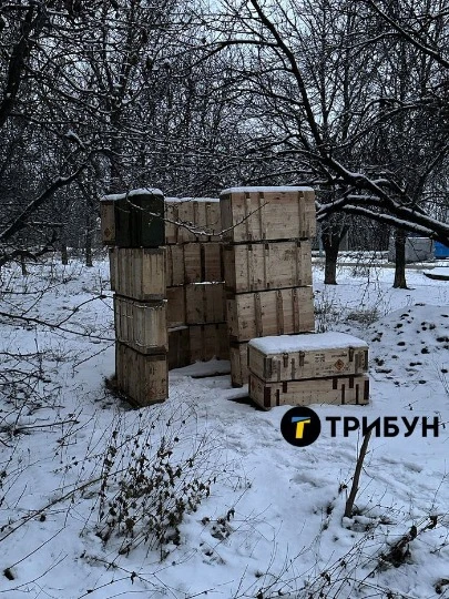 Це вуличний туалет в окупованому місті, який зробили місцеві з ящиків від БК.