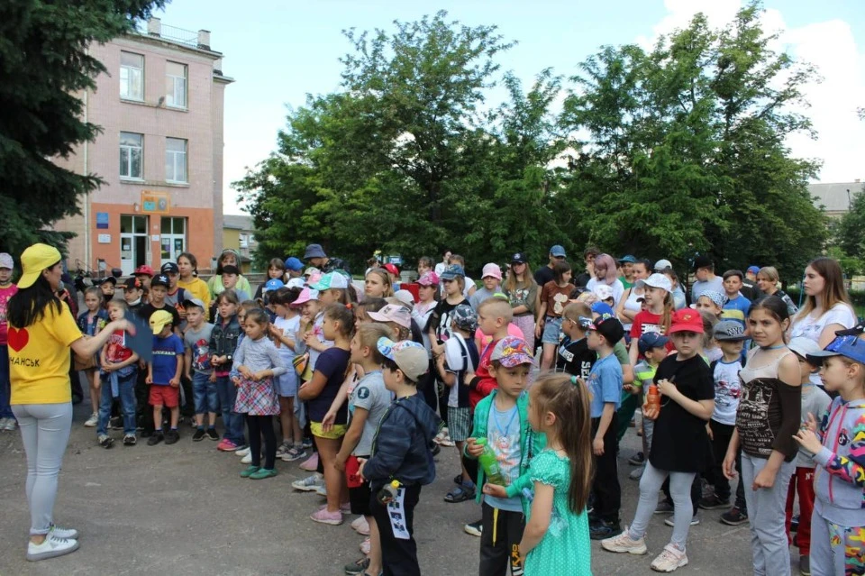 Галина Дюкарева із учнями у Лисичанську