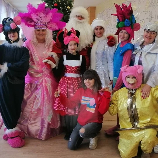 Галина Дюкарева із учнями у Лисичанську