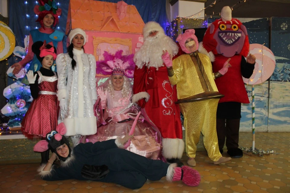 Галина Дюкарева із учнями у Лисичанську