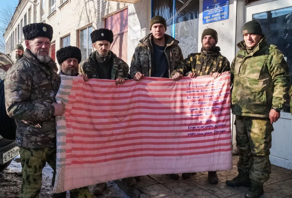 фото окупантів біля Лисичанського технікуму