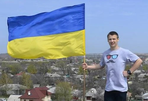 Квітень 2014 року, на фото хлопець на ім'я Володимир, по якому потім відкрили вогонь