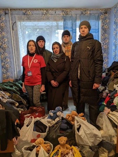 Молодь у Кремінній розносить гуманітарну допомогу