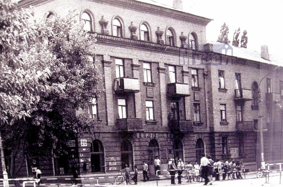 Червоний будинок забудови початку 50-х років