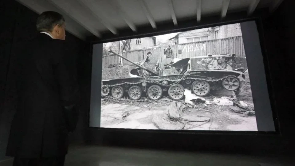 На виставці транслюють фільм Війна, присвячений першому року вторгнення Росії в Україну.
