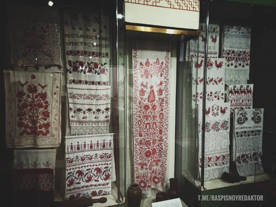Українські рушники в Краєзнавчому музеї тимчасово окупованого Луганська. Фото були зроблені в грудні