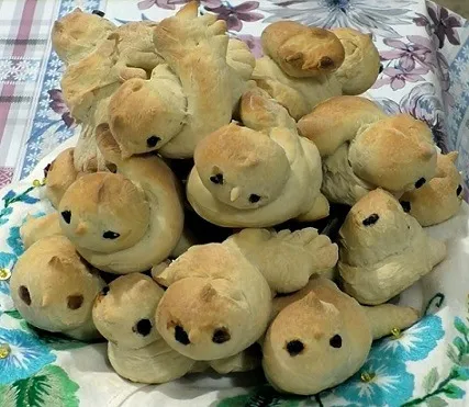 Baking of ceremonial birds in the village of Mykhailivka in Novoaidarschyna/locnt.com.ua