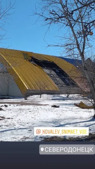 Пошкоджені росіянами тенісні корти КДЮСШ1 в Сєвєродонецьку