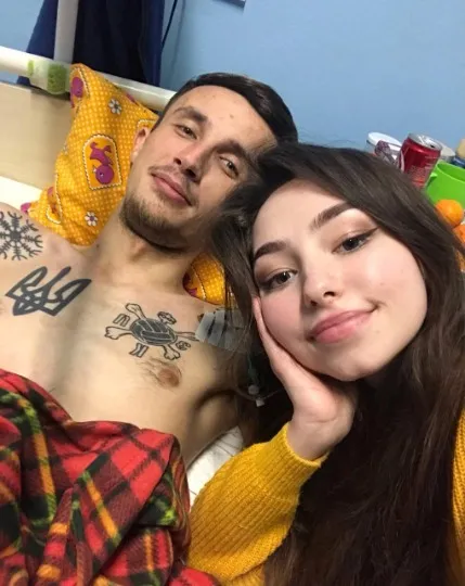 Микита Горняк зі своєю дівчиною