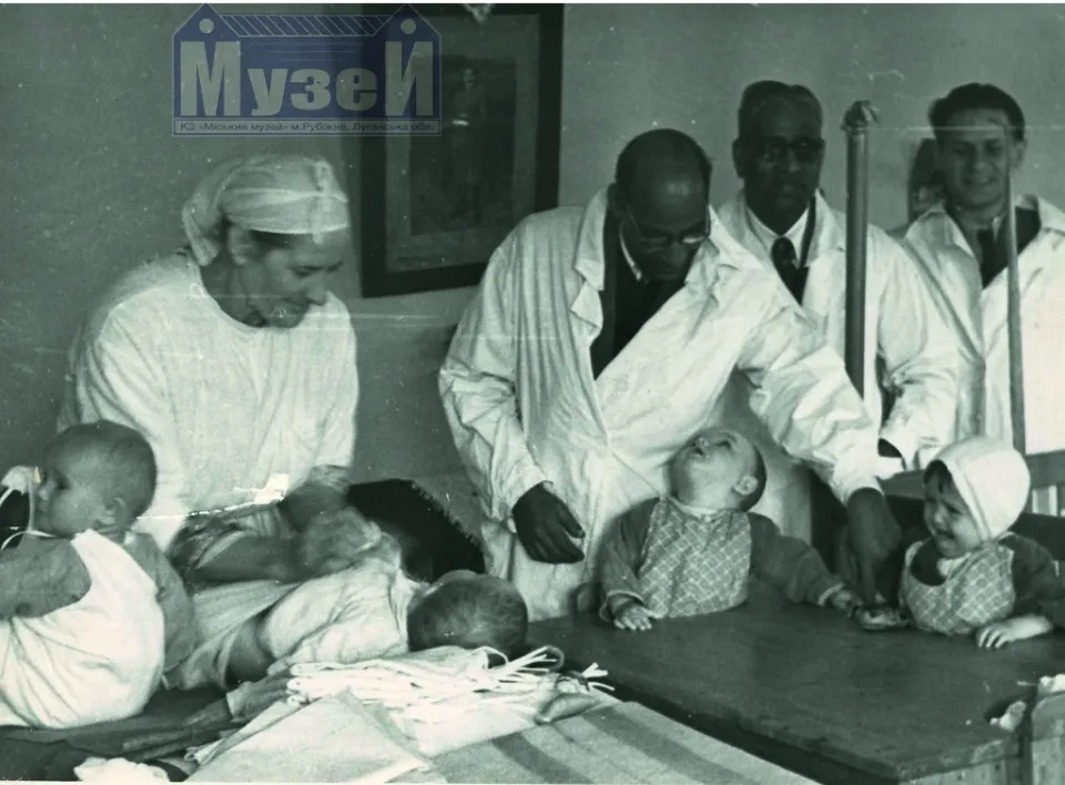 Ясла-сад по проспекту Кірова (нині Переможців), 21, візит індійської делегації, 1956 р.