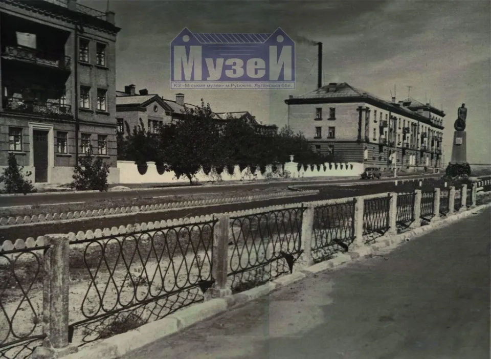 Проспект Кірова (Переможців), справа будівля ясел (нині музей), 1960 р.