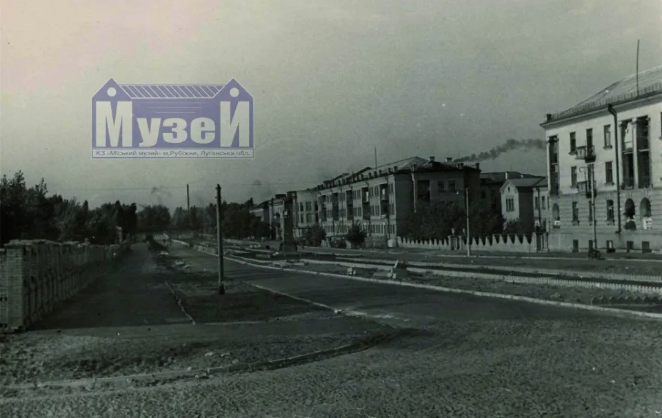 Проспект Кірова (Переможців), справа будівля ясел (нині музей), 1960 р.