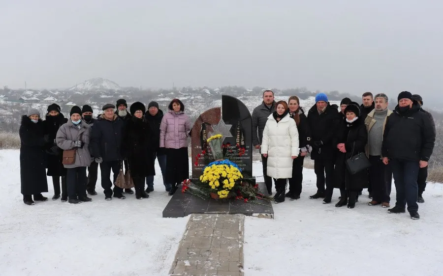 меморіальний знак знаходиться у Лисичанську, 1 лютого 2022 року/ЛОВА