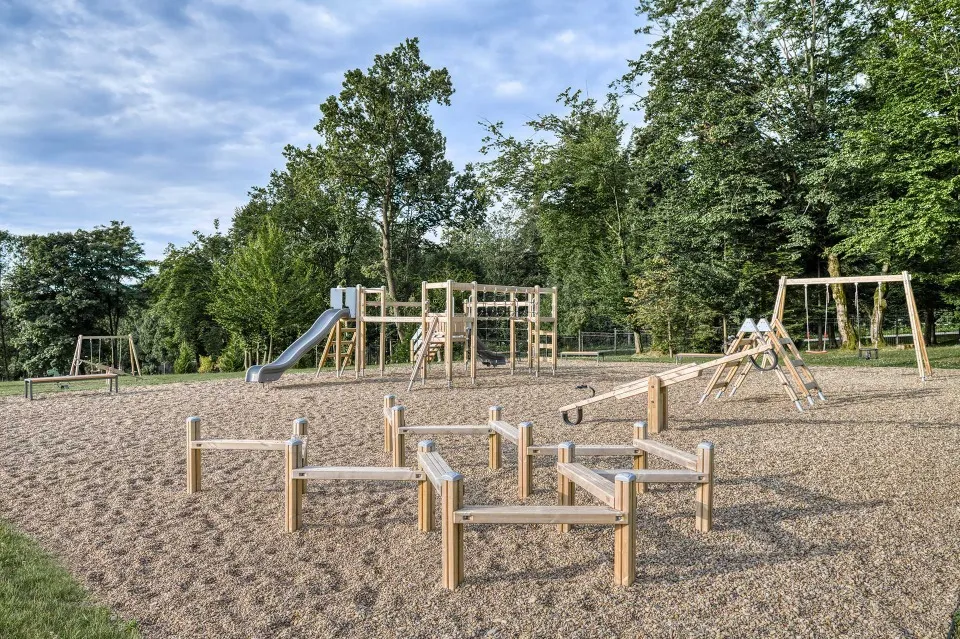 дитячий майданчик