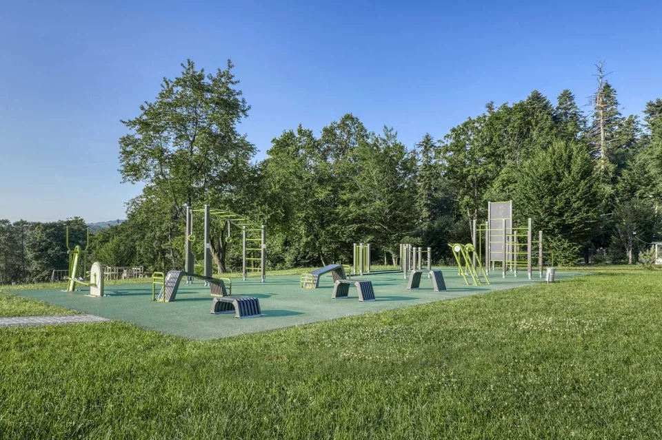 спортивний майданчик