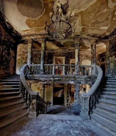 Донецький академічний обласний драматичний театр в середині після удару та пожежі в будівлі.