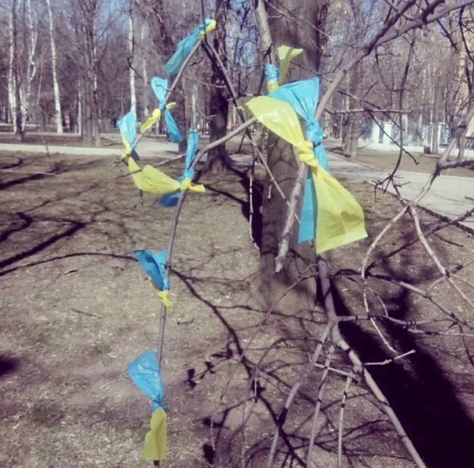 Стрічки замотані у сквері у Донецьку