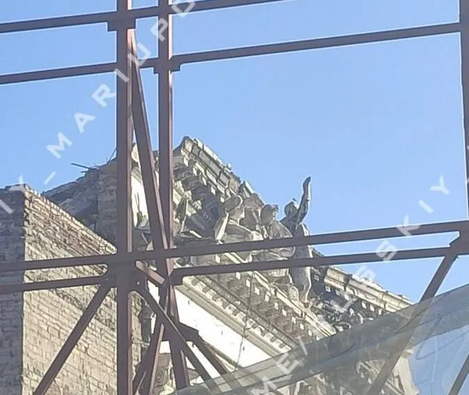 статуї на маріупольському драмтеатрі