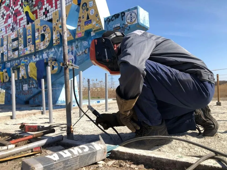 прапори на стелі Донеччина