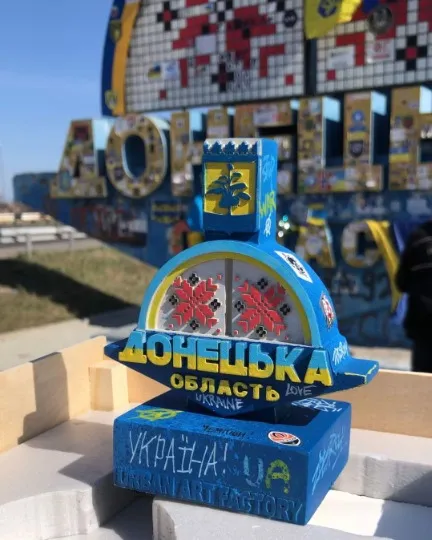 прапори на стелі Донеччина