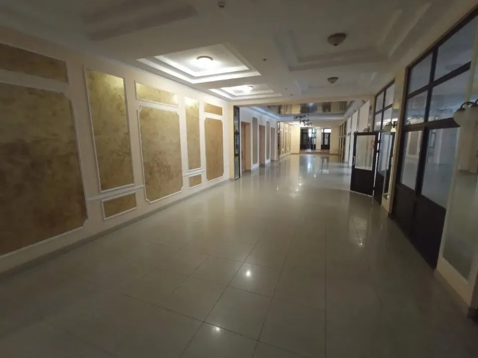 he lobby of the Palace in 2020 and its photo in 2024.