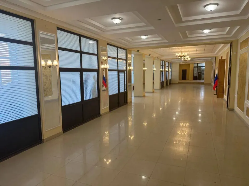 he lobby of the Palace in 2020 and its photo in 2024.