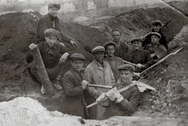 Комсомольці готують траншеї для фундаменту будівлі Рубіжанського хіміко-технологічного інституту. 19