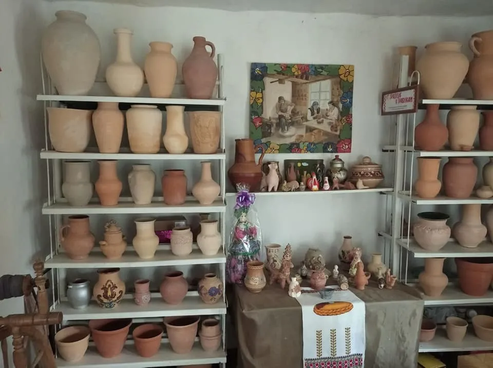 Зразки гончарних виробів у місцевому музеї