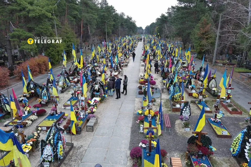 Могили полеглих захисників на Лісовому кладовищі. Листопад 2023 року. Фото: Ян Доброносов, “Телеграф