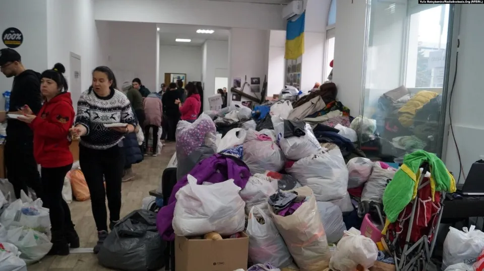 Гуманітарний хаб у Дніпрі, де зустрічали переселенців з Луганщини, Донеччини та Храківщини. Фото: Ра