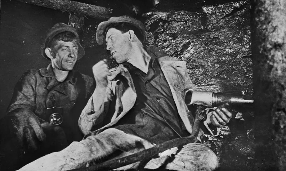 Олексій Стаханов з помічником/ЦДКФФА України ім. Г. С. Пшеничного