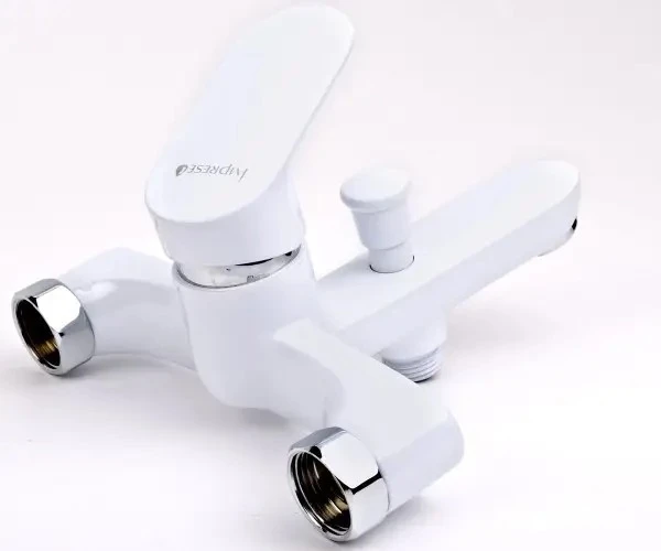 Белый однорычажный смеситель для ванны и душа Imprese Laska