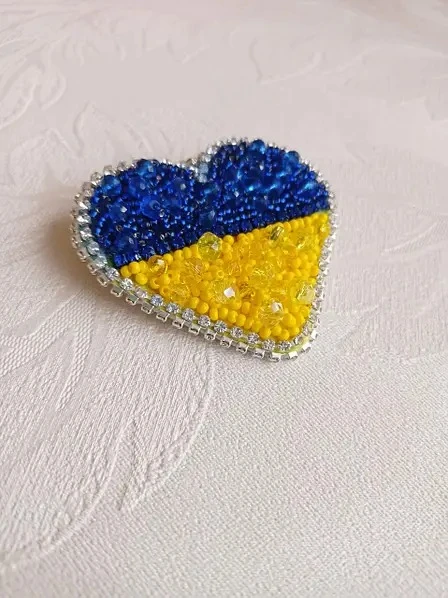 Переселенка из Луганской области продает украшения из бисера и помогает ВСУ