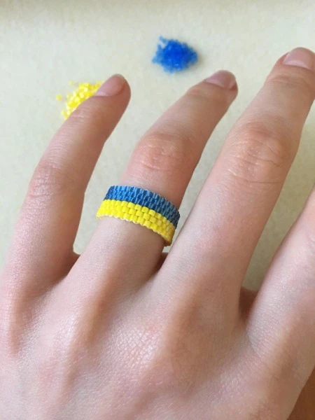 Переселенка из Луганской области продает украшения из бисера и помогает ВСУ